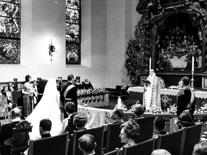Kongeparet giftet seg 29. august 1968 i Oslo domkirke. Biskop Fritjov Birkeli foresto vielsen (Foto: NTB arkiv / Scanpix)